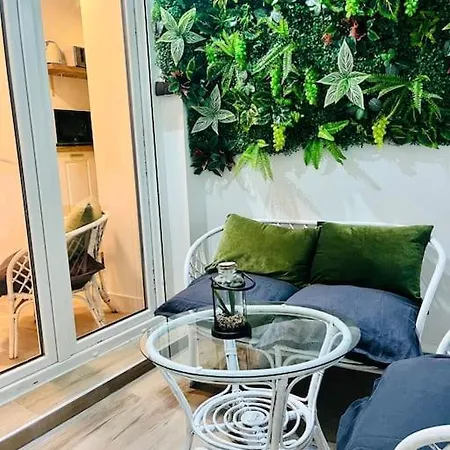 New Luxurious Studio With Patio/center *