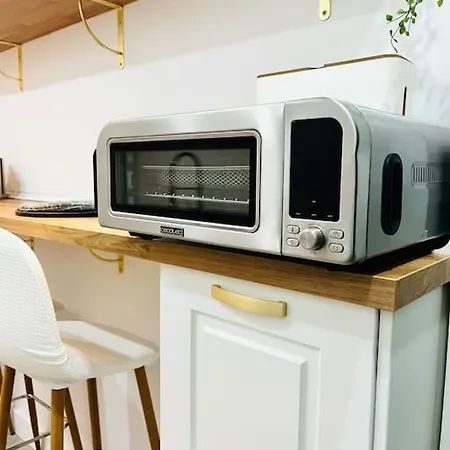 New Luxurious Studio With Patio/center *